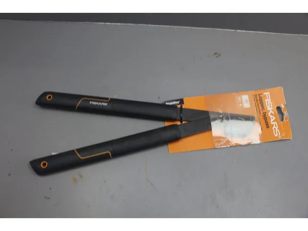 Сучкорез плоскостной c загн. лезвиями малый SingleStep L28 FISKARS уцененный (0542582108)