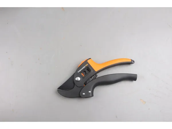 Секатор контактный FISKARS PowerStep с храповым механизмом уцененный (1873609375)