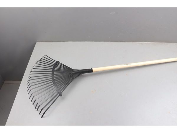 Грабли для листьев с чер. Classic FISKARS уцененный (0617258520)