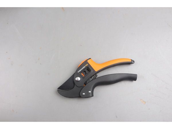 Секатор контактный FISKARS PowerStep с храповым механизмом уцененный (1873609375)